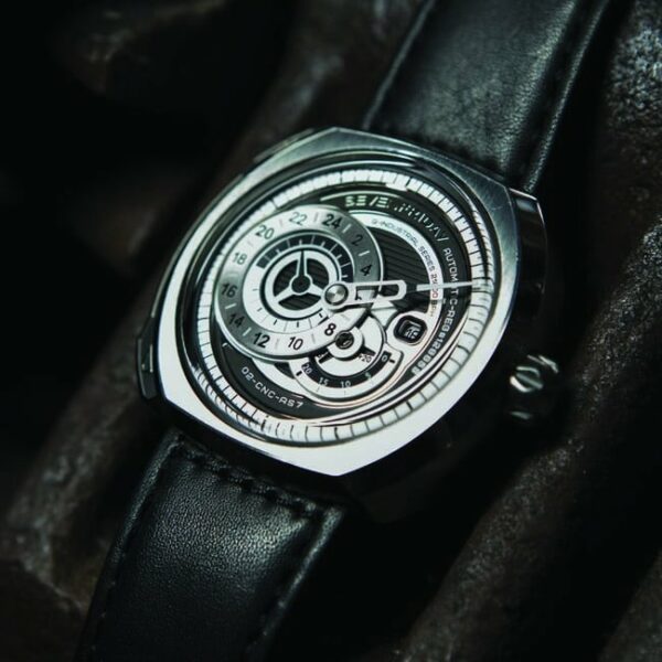 Q SERIES SEVENFRIDAY Q1 01 Conteenium 12