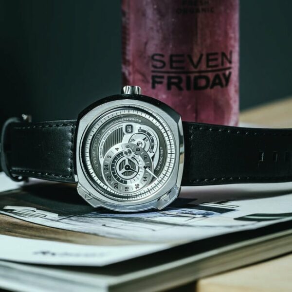 Q SERIES SEVENFRIDAY Q1 01 Conteenium 23