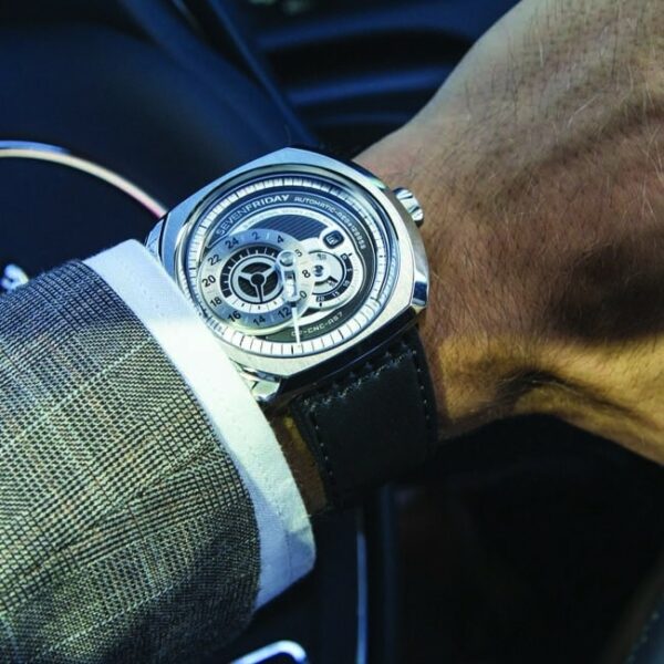 Q SERIES SEVENFRIDAY Q1 01 Conteenium 24
