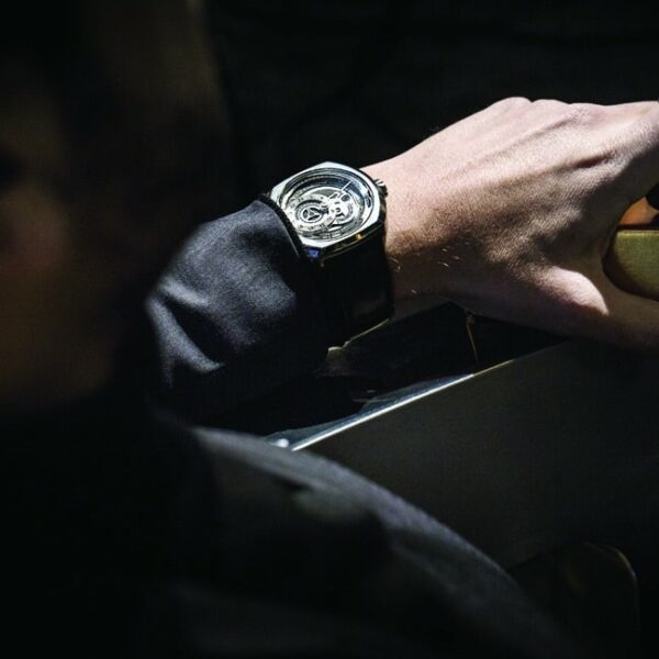 Q SERIES SEVENFRIDAY Q1 01 Conteenium 25