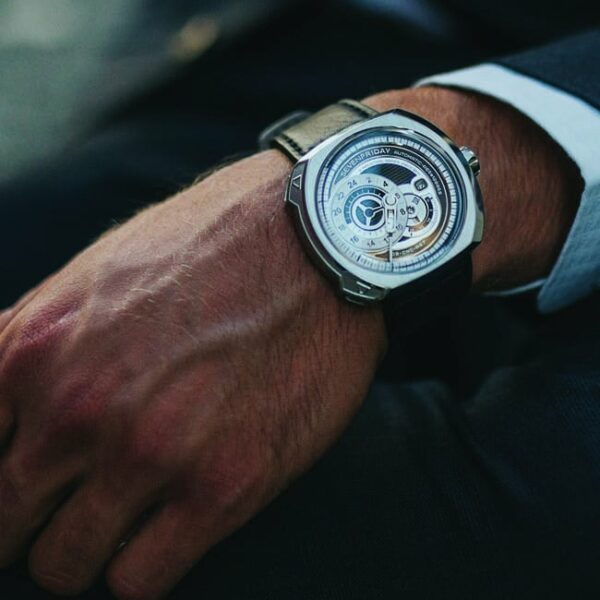Q SERIES SEVENFRIDAY Q1 01 Conteenium 9